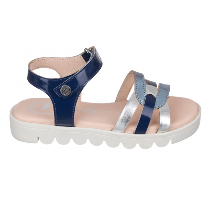 Sandalia toda en piel con suela hiper flexible.