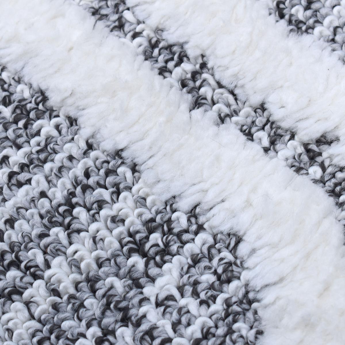 Tapis Turi en relief dessin géométrique, couleur gris et blanc