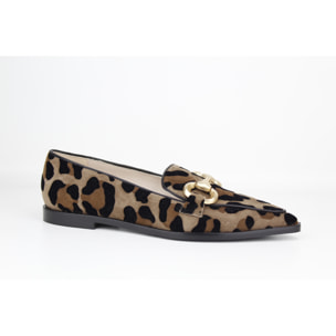 Mocasín de ante estampado de animal print leopardo con adorno. Tacón 2 cm