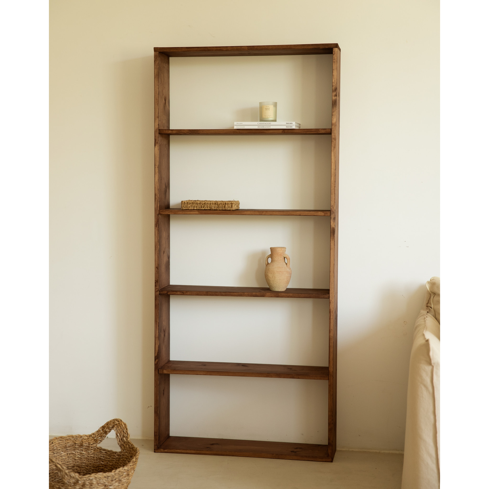 Estantería de madera maciza tono nogal con 4 estantes Alto: 182 Largo: 80 Ancho: 20