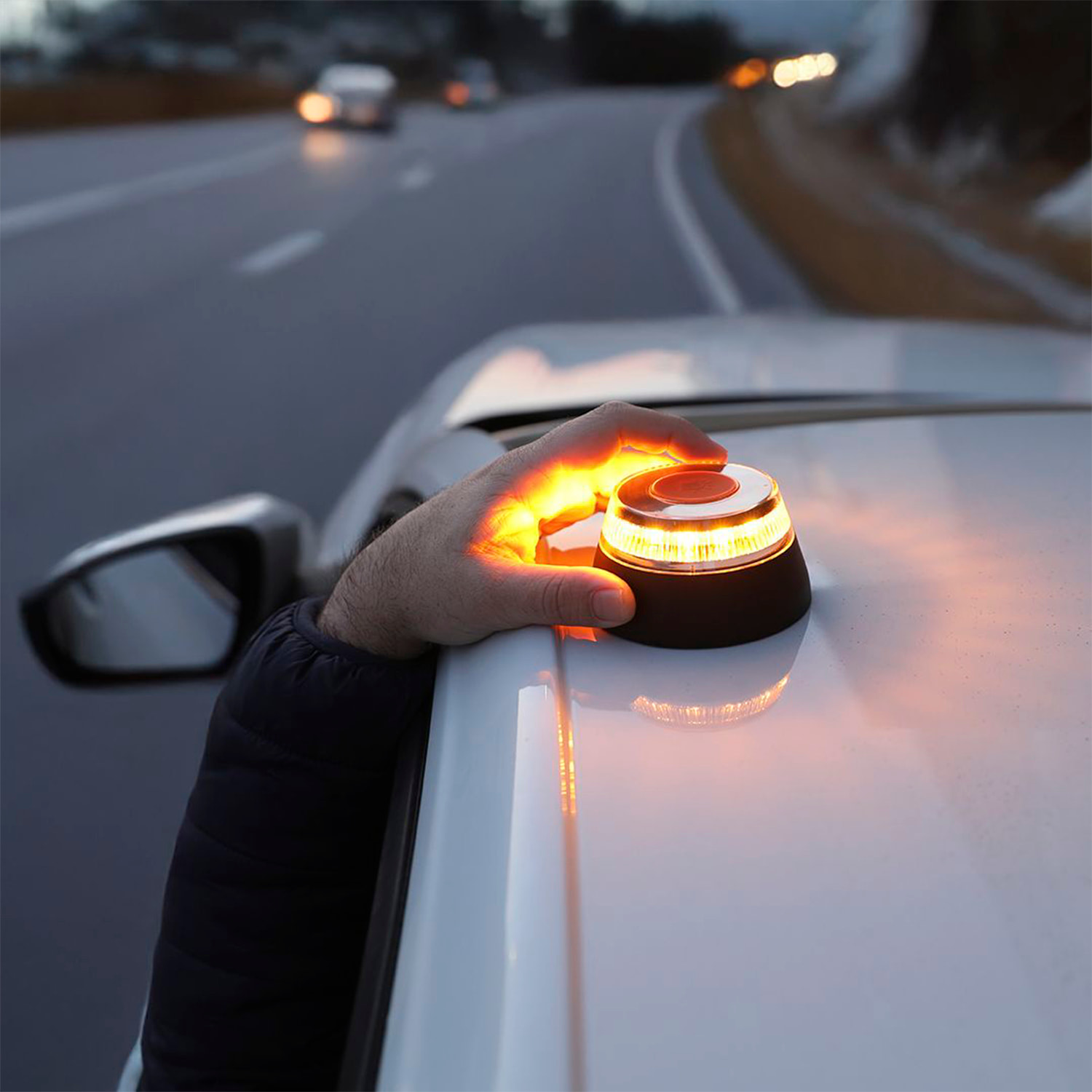 Baliza V16 geolocalizada Kershaw homologada DGT 3.0, LED ámbar 360°, 8 LEDs, visibilidad a 1km, resistente a agua y viento, pilas incluidas.