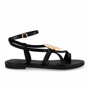 Sandalia romana plana con decoración de estrella.