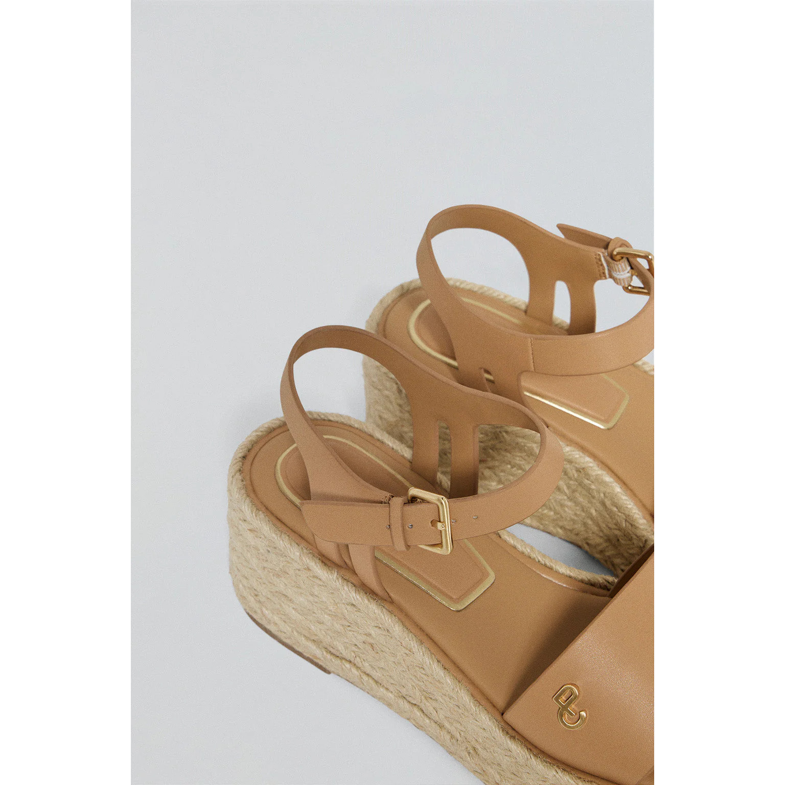 Sandalia de cuña taupe de yute Aurora con detalle metálico
