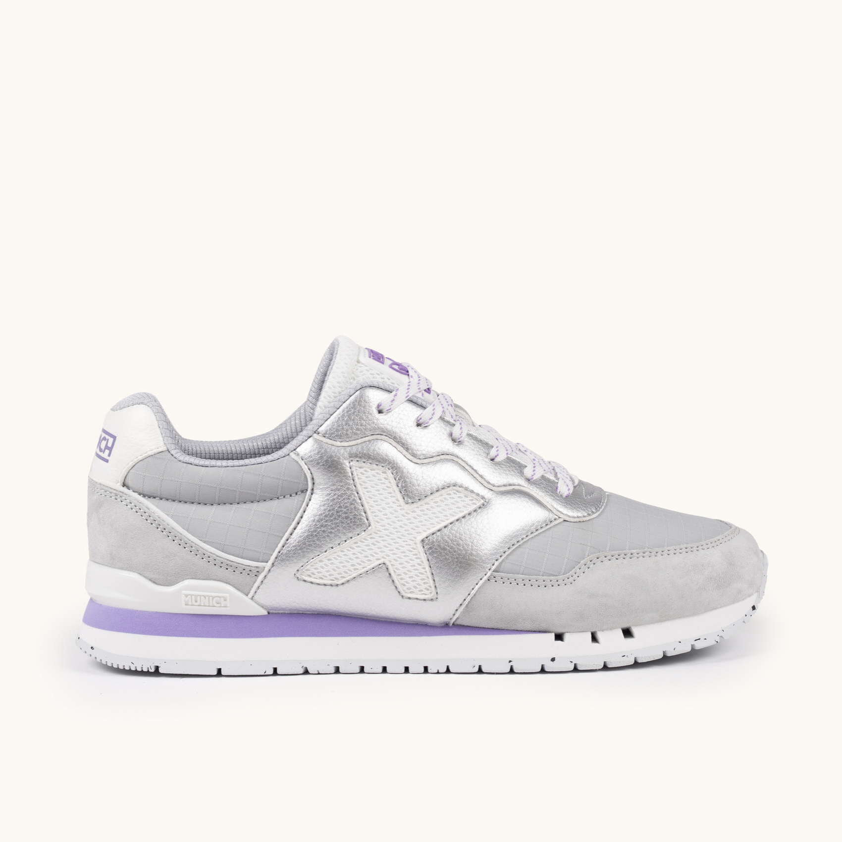 Zapatilla Retro Running Plateada con Detalles Lavanda y Gris MUNICH DASH WMN 279
