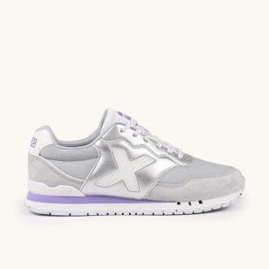 Zapatilla Retro Running Plateada con Detalles Lavanda y Gris MUNICH DASH WMN 279