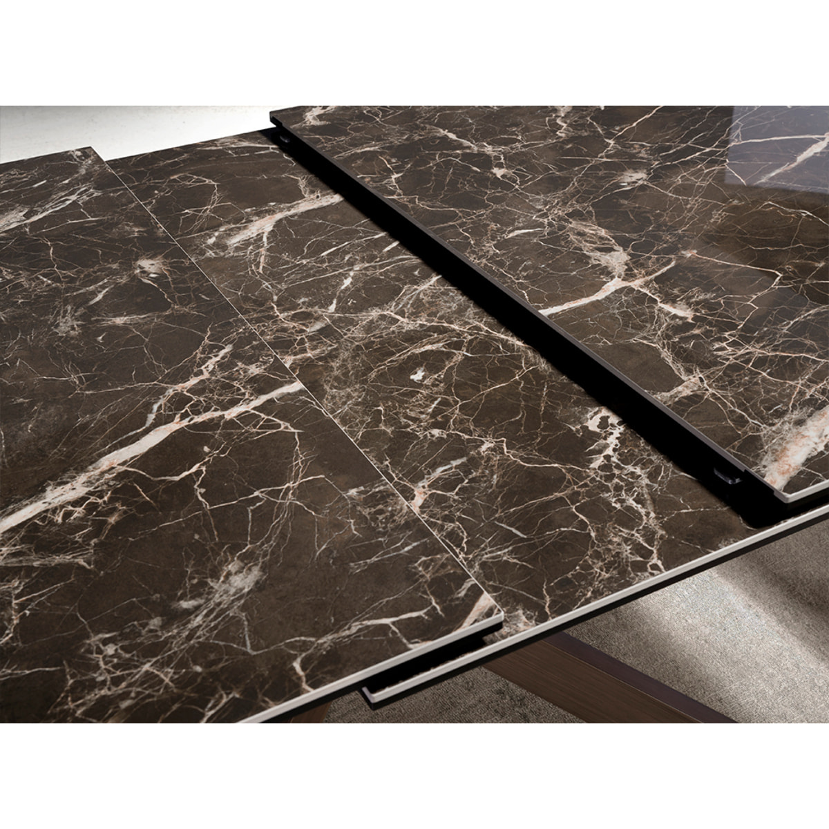 Mesa comedor extensible rectangular con tapa de mármol porcelánico en marrón con vetas crema en brillo 160x90x76cm