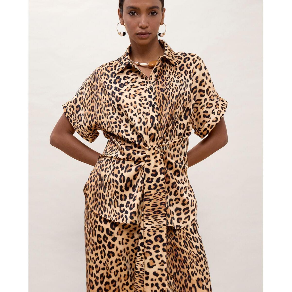 Camicia a maniche corte con nodo e stampa animalier