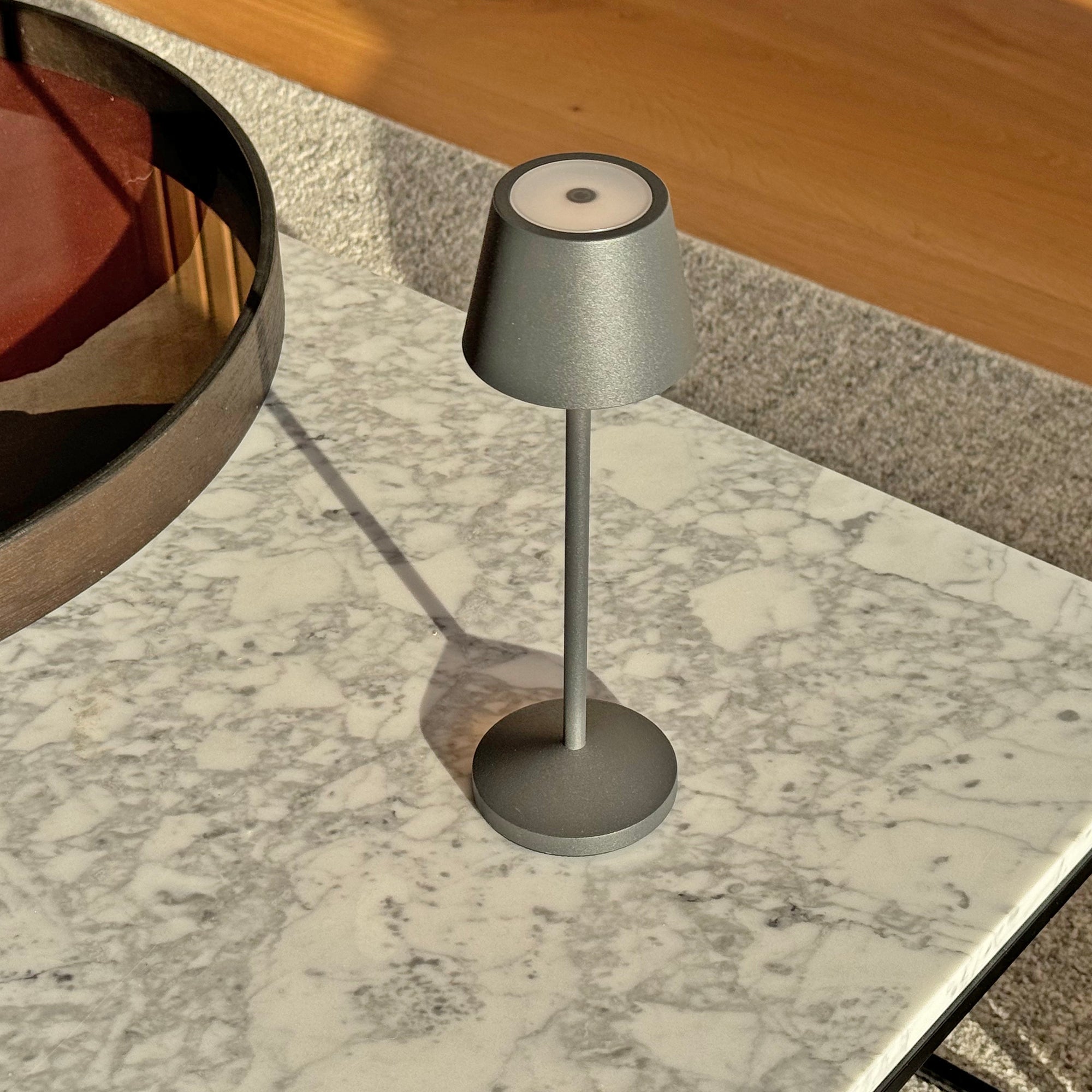9 Lampe de table EMILY + Socle de charge