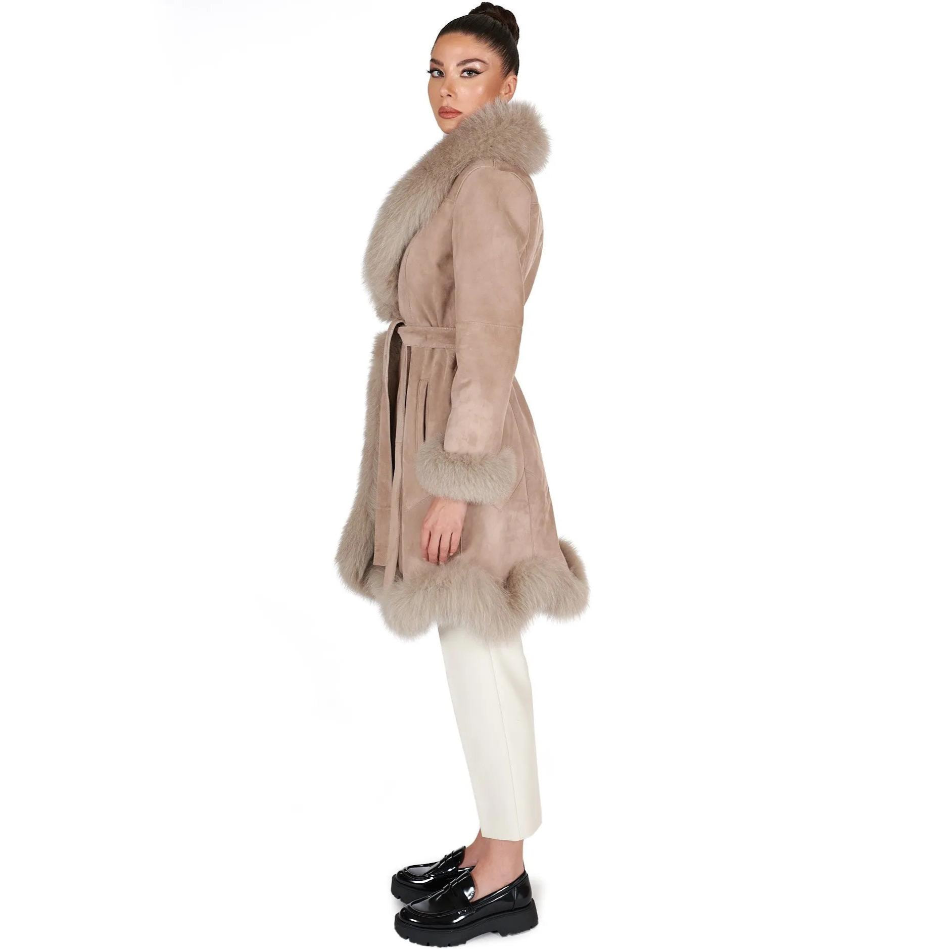 Cappotto in montone scamosciato beige con collo in volpe