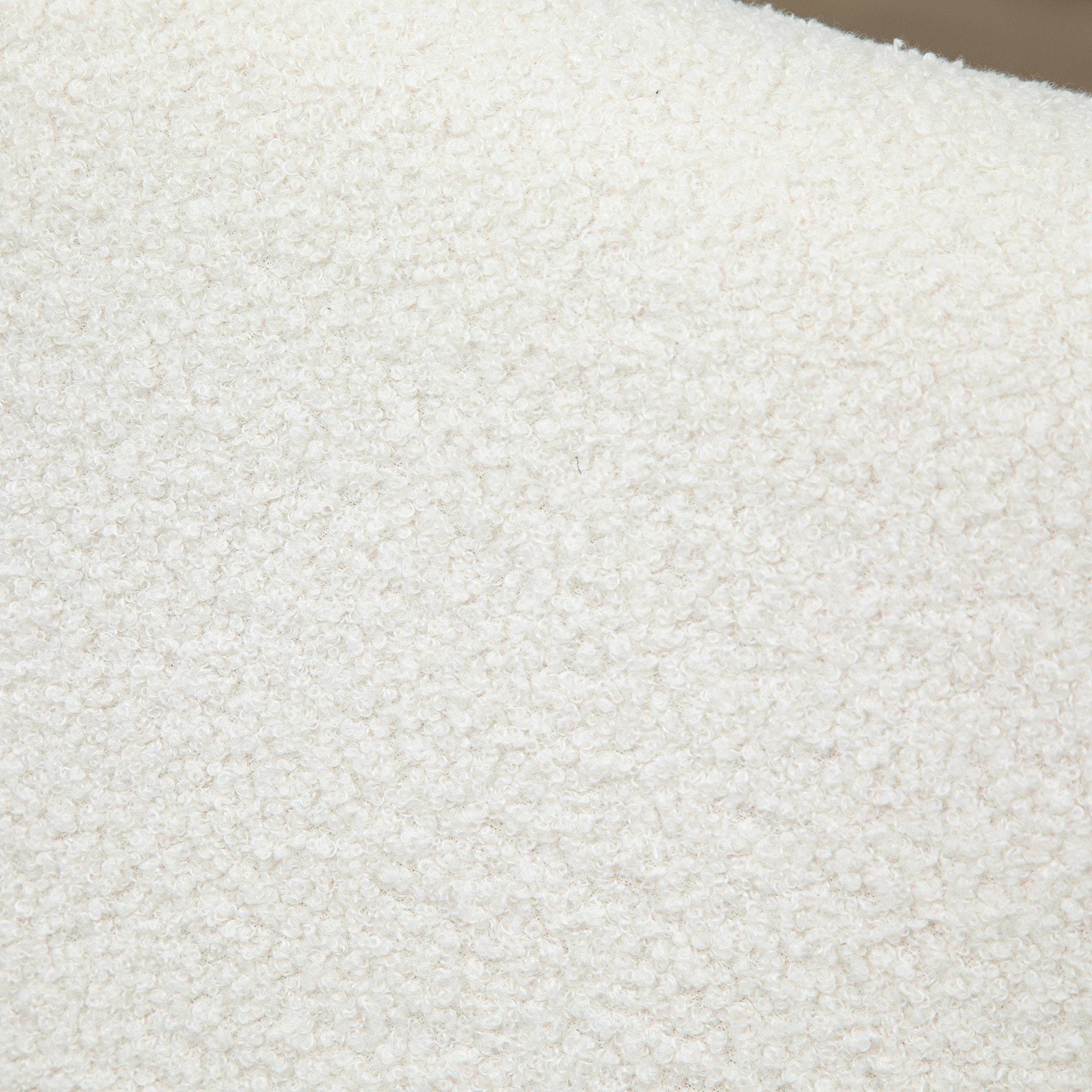 Fauteuil lounge à bascule bois hévéa revêtement effet peau de mouton polyester crème