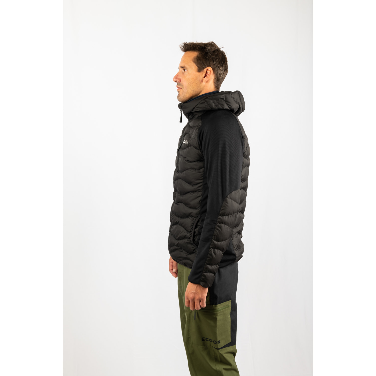 Giacca isolante ibrida ECOActive con cappuccio del marchio ECOON - Nera con logo ECOON
