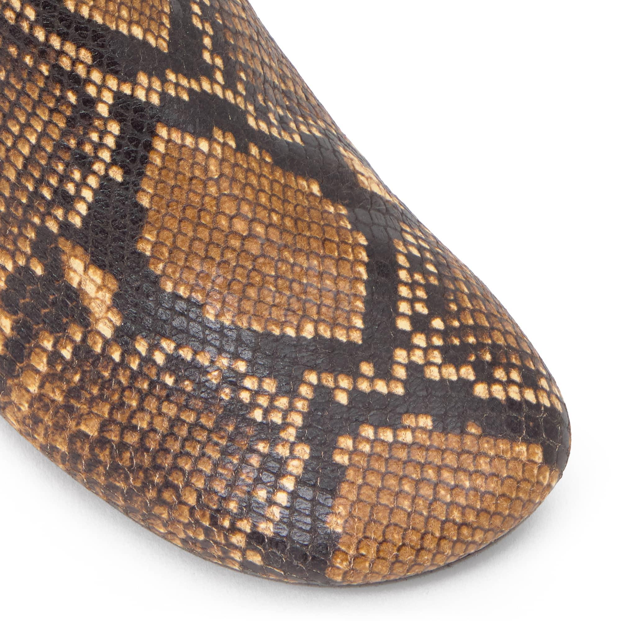 Botín de tacón Astrid en napa con efecto serpiente y cierre de cremallera