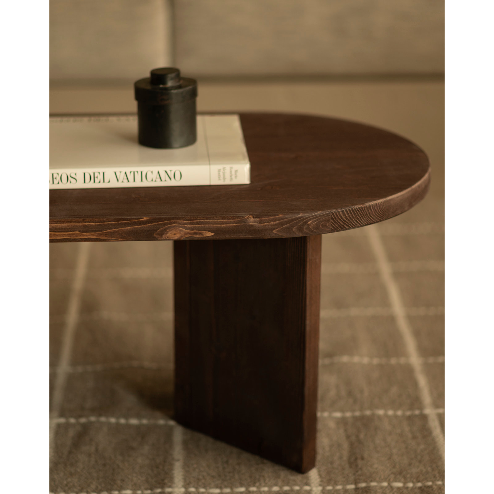 Mesa de centro de madera maciza en tono nogal de 120cm Alto: 40 Largo: 120 Ancho: 50