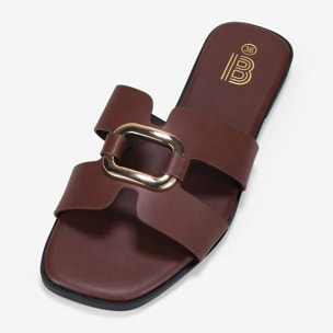 Sandalias planas marrones con metal decorativo