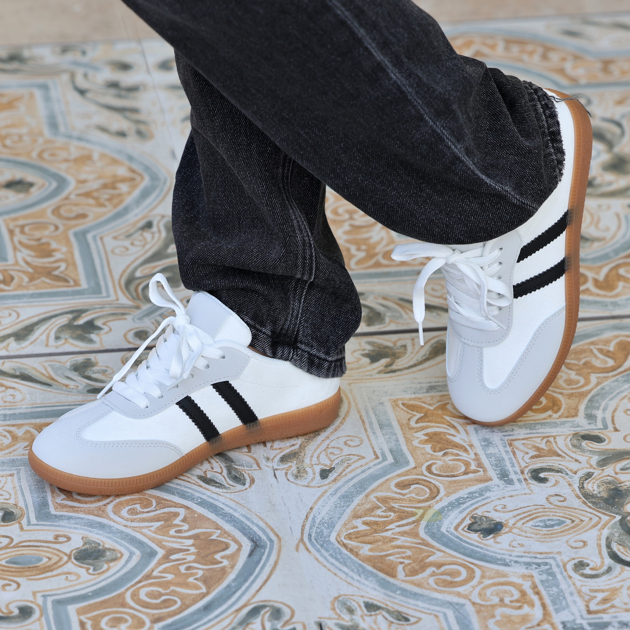 Sneakers in simil pelle scamosciata