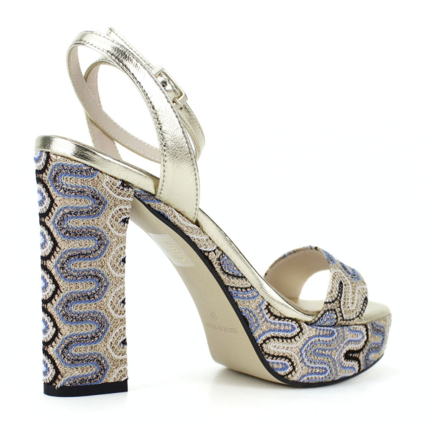 Sandalia con plataforma en panama jeans. Tacón 9 cm