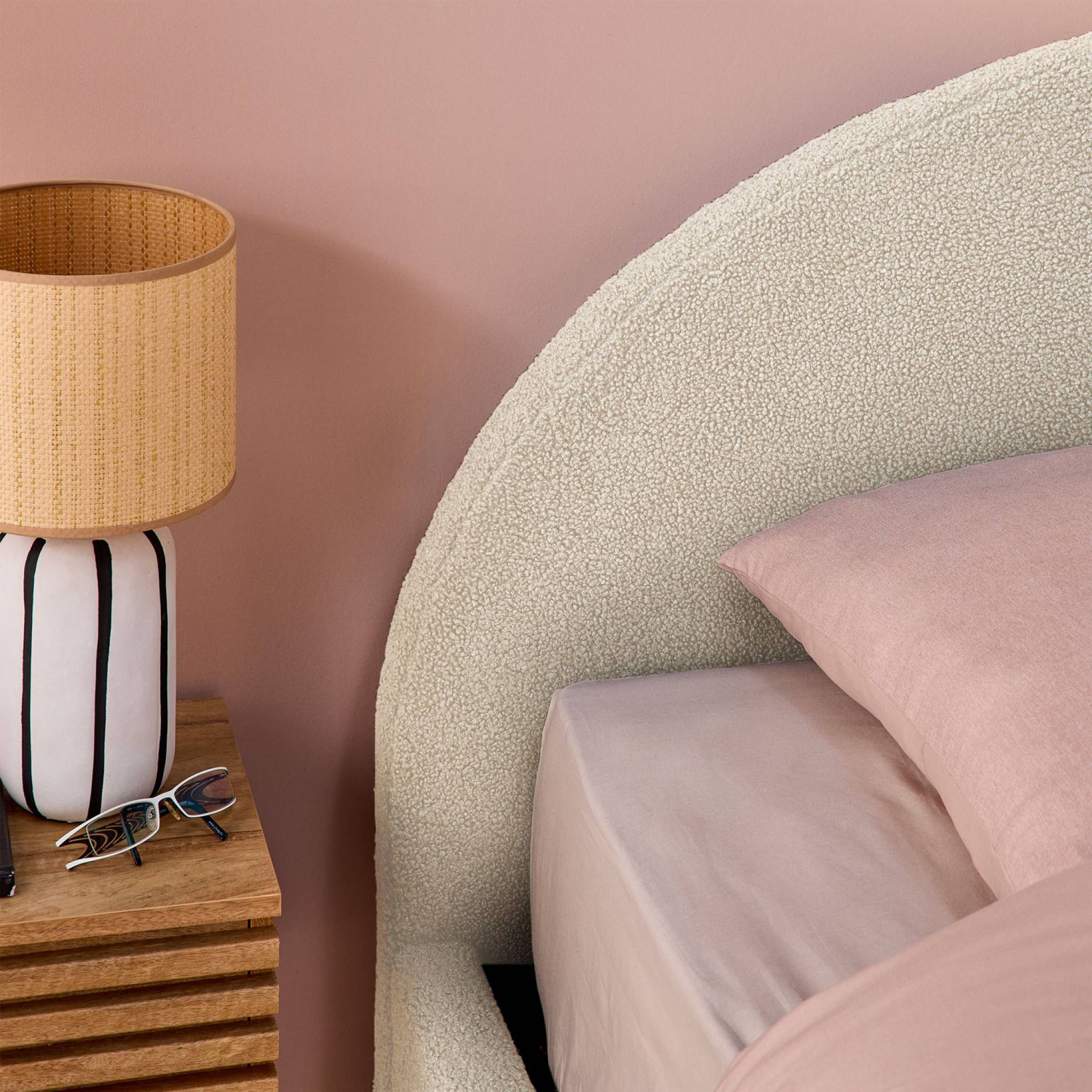 Lit coffre avec sommier à lattes et tête de lit. finition bouclette. blanc. L216.5 x P174 x H102cm