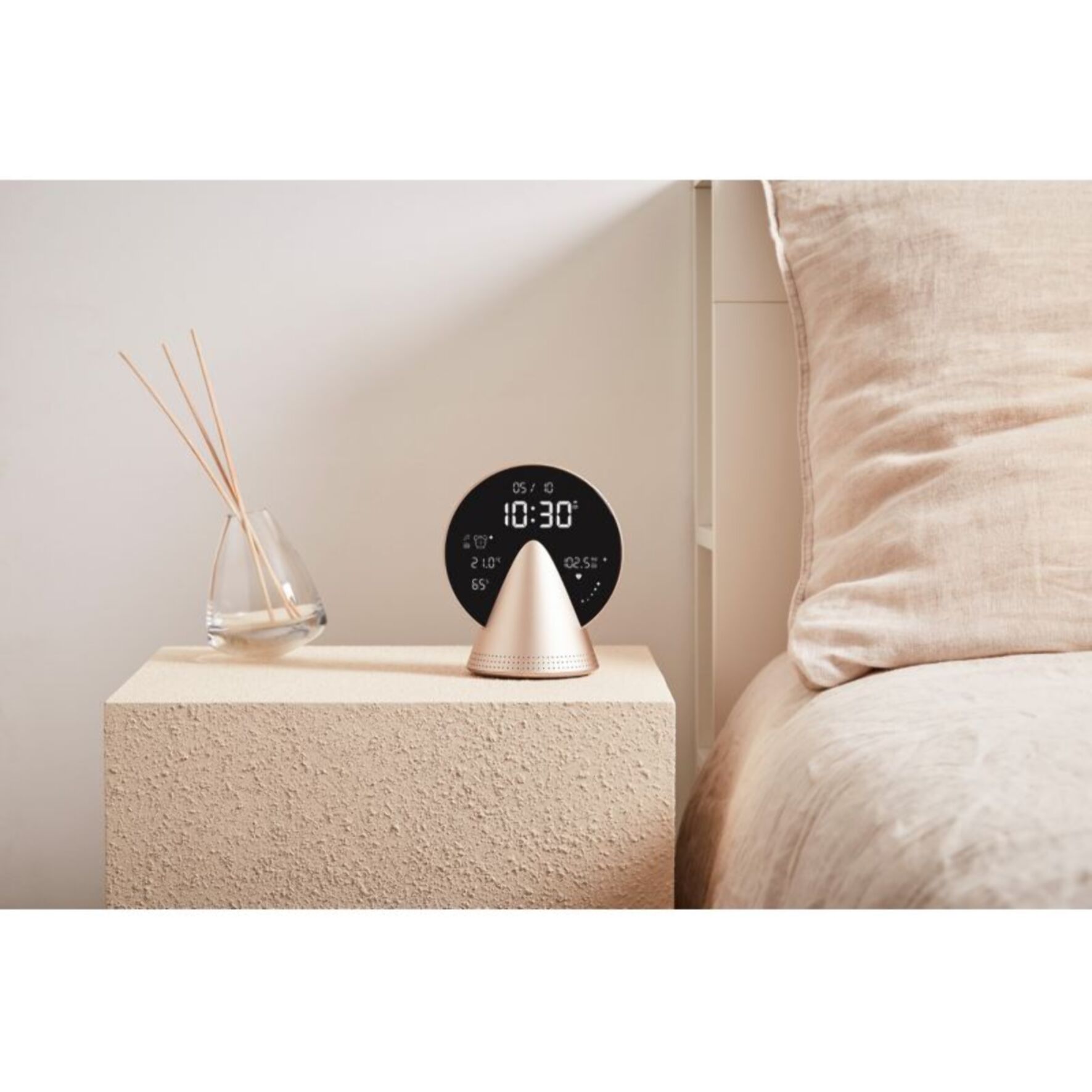 Radio réveil LEXON Conic Clock avec fonction Bluetooth Or