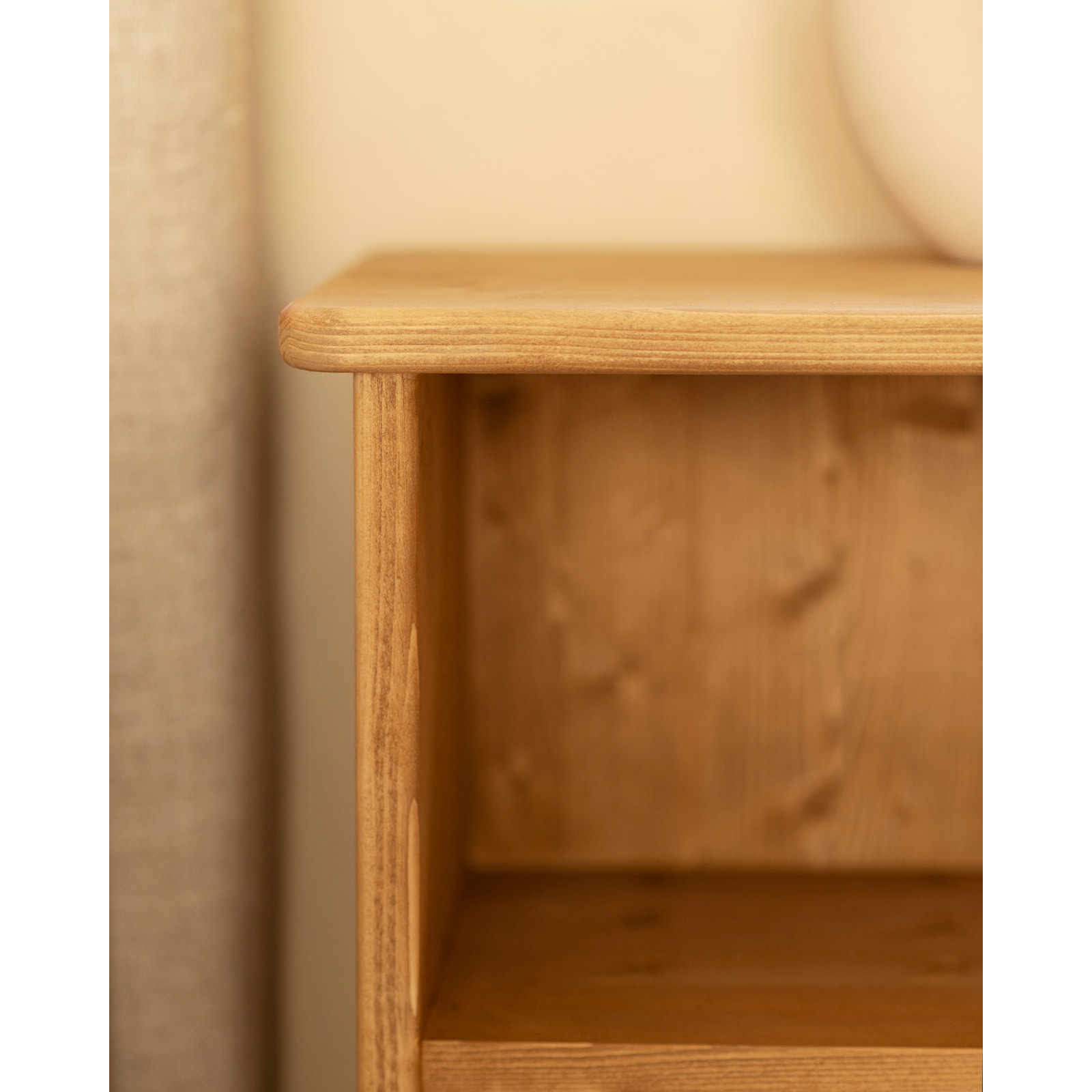 Mesita de noche de madera maciza en tono roble medio de 50x42cm Alto: 50 Largo: 42 Ancho: 27