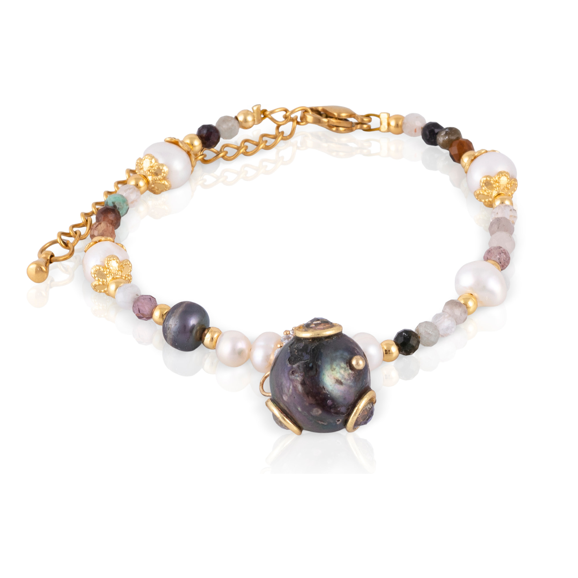 Pulsera barroca con colgante de perla negra, circonitas y cierre de mosquetón.