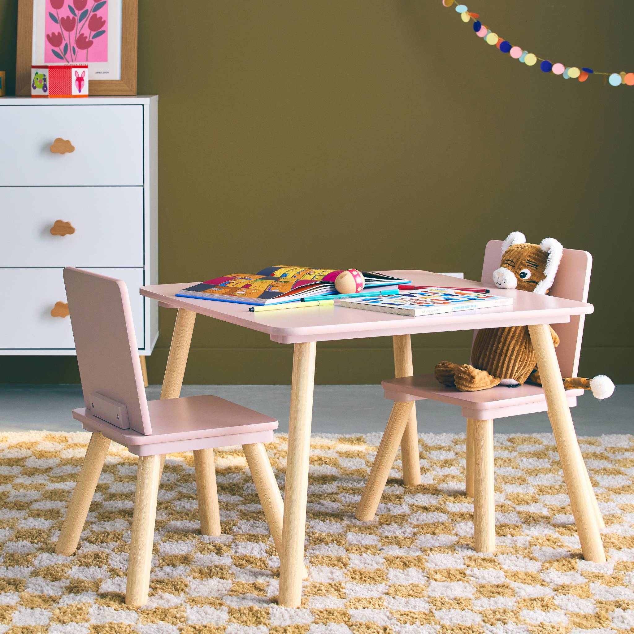 Table carrée enfant avec 2 chaises. pieds en pin. rose