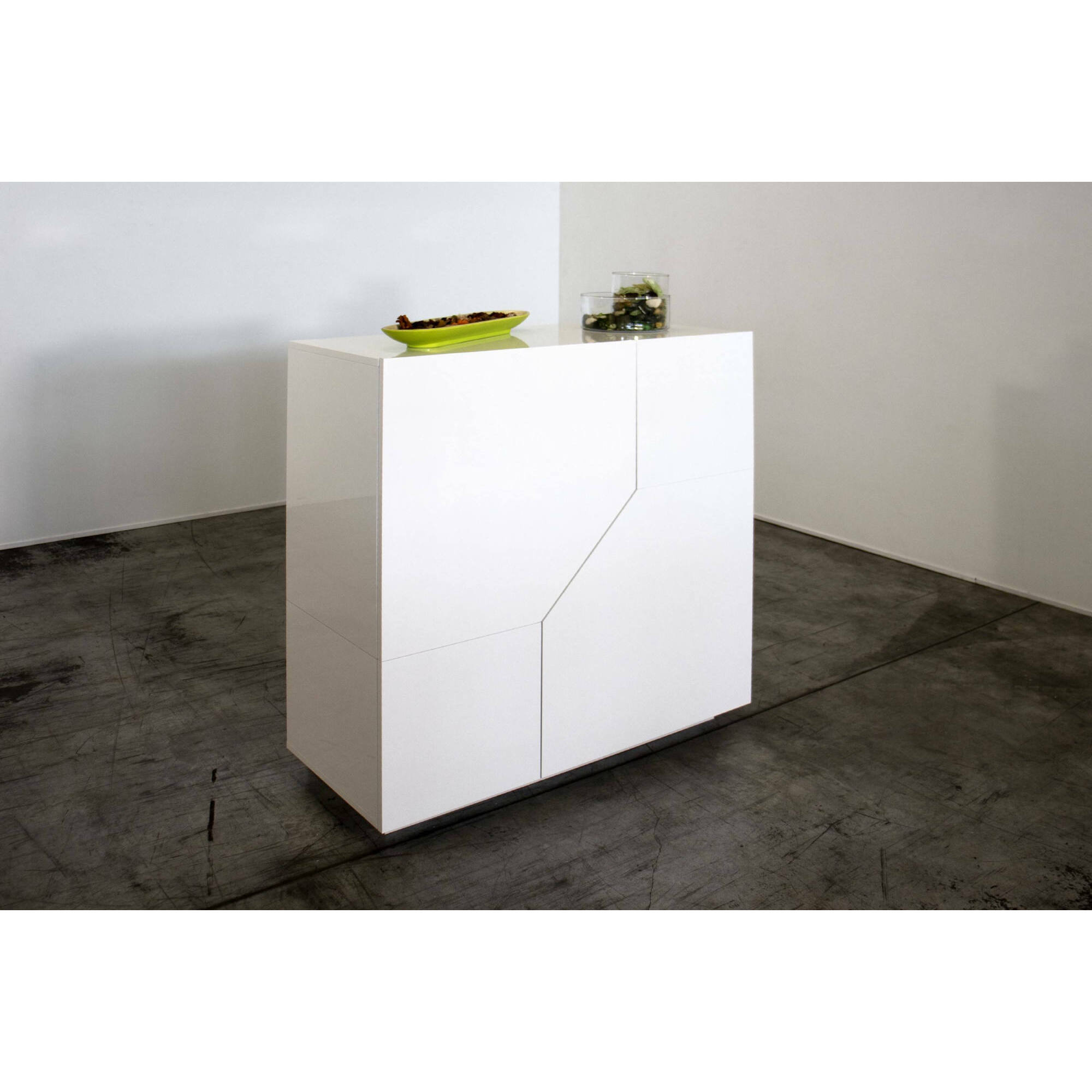 Credenza moderna a 2 ante geometriche, Made in Italy, Madia da cucina, Buffet di design da soggiorno, Cm 79x43h86, Bianco lucido