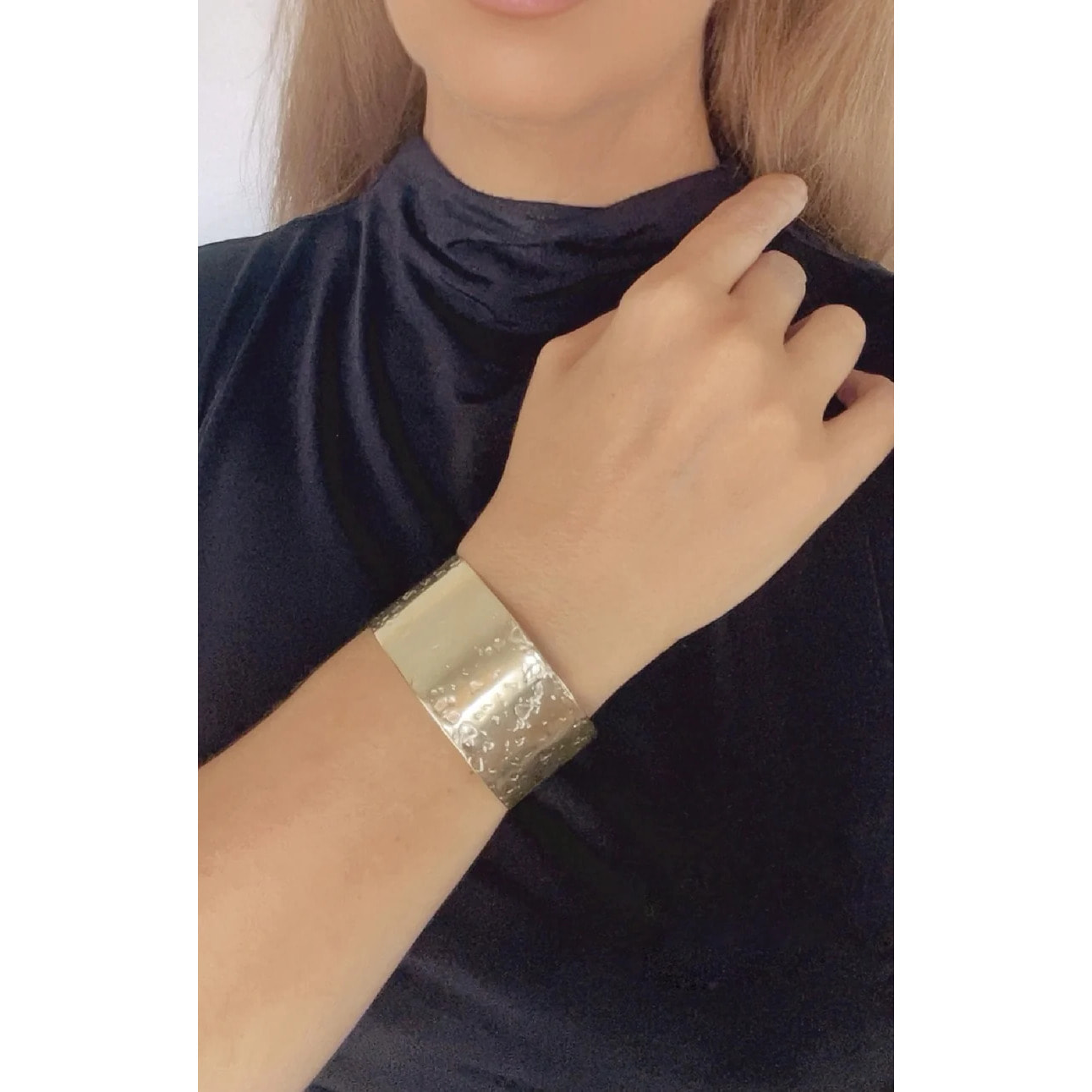 Pulsera brazalete Alunizaje medium en latón dorado