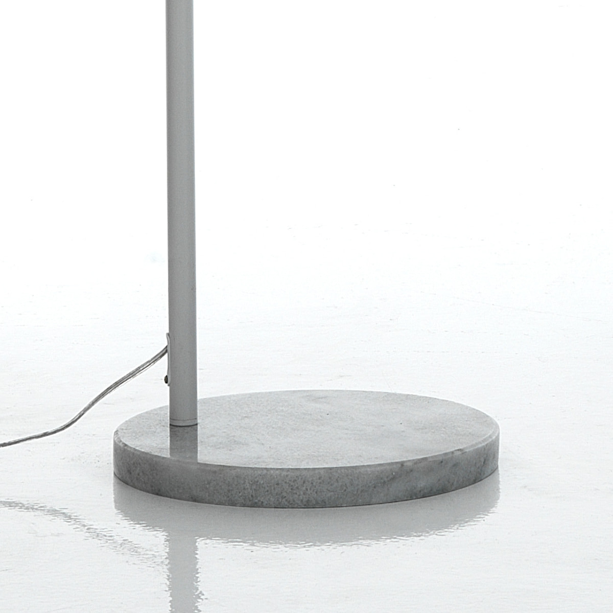 Lampadaire Tomasucci THIE, en marbre et acier, blanc