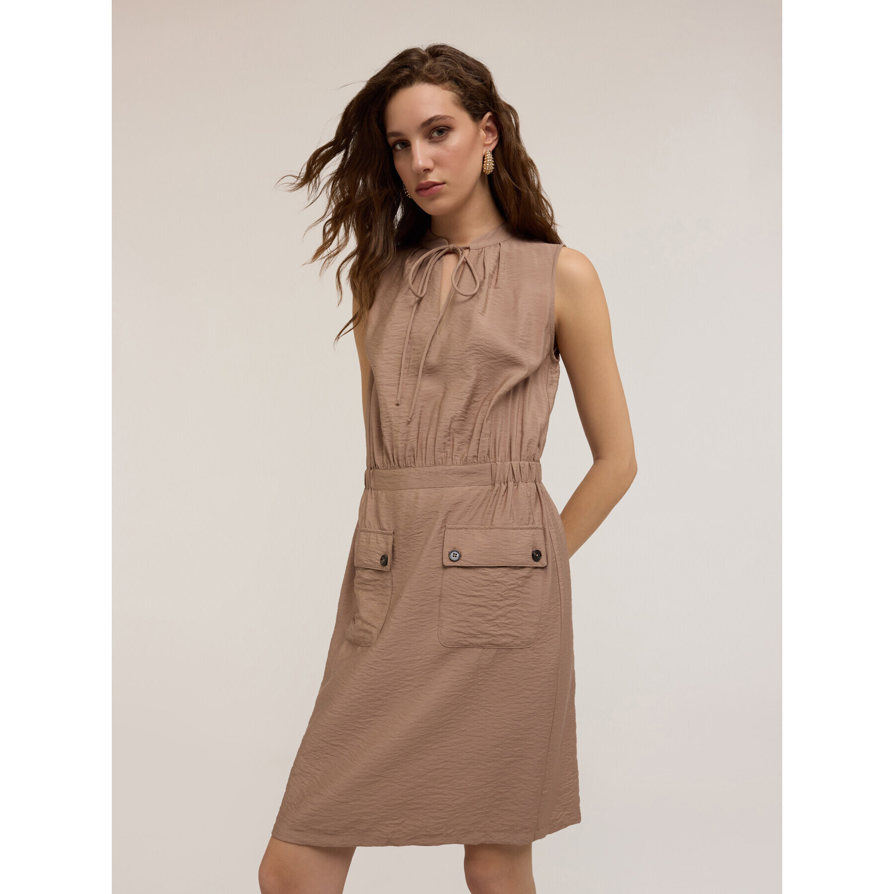 Motivi - Mini dress con tasche in raso - Marrone