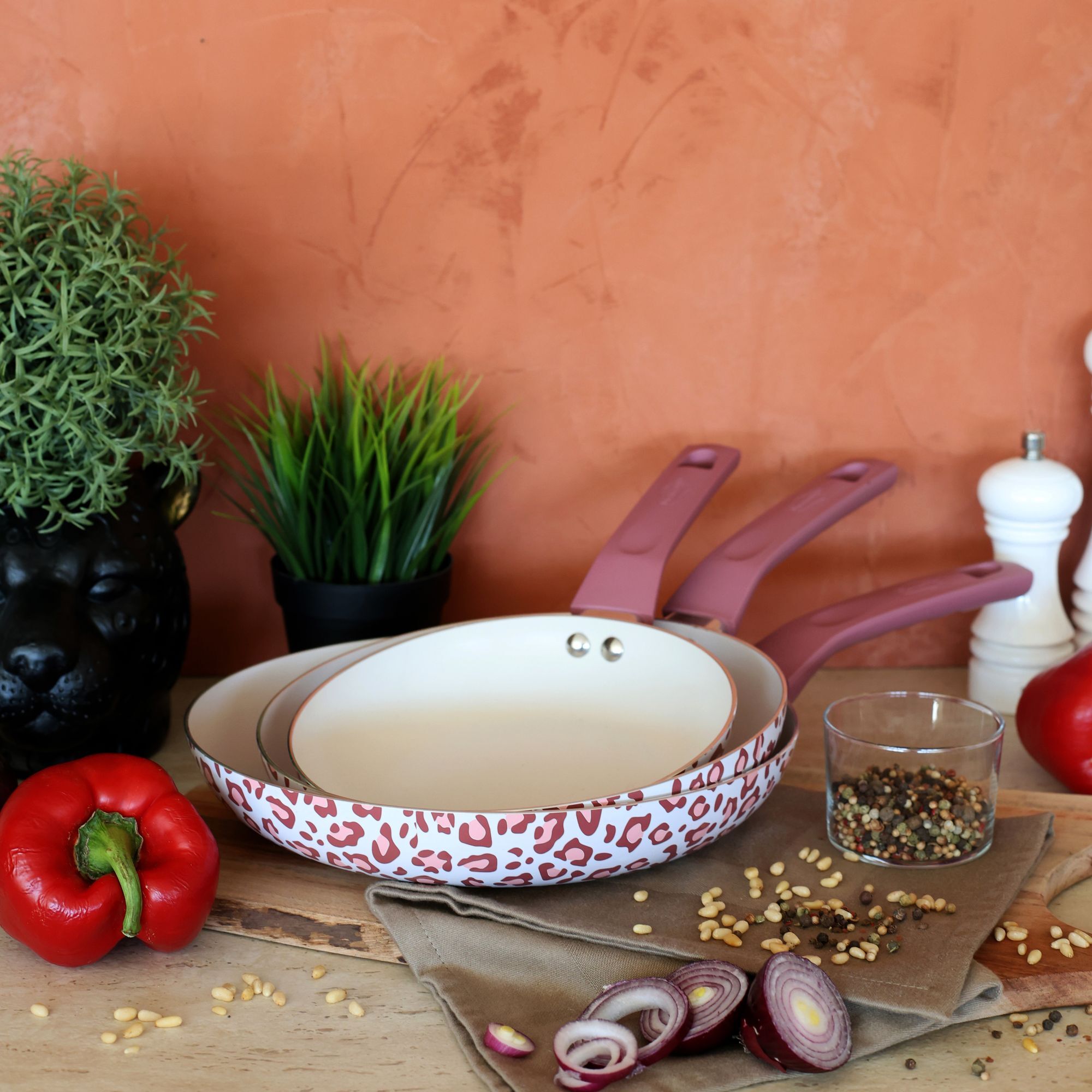 Poêle en aluminium recyclé 20cm léopard rose - tous feux LEOPARD