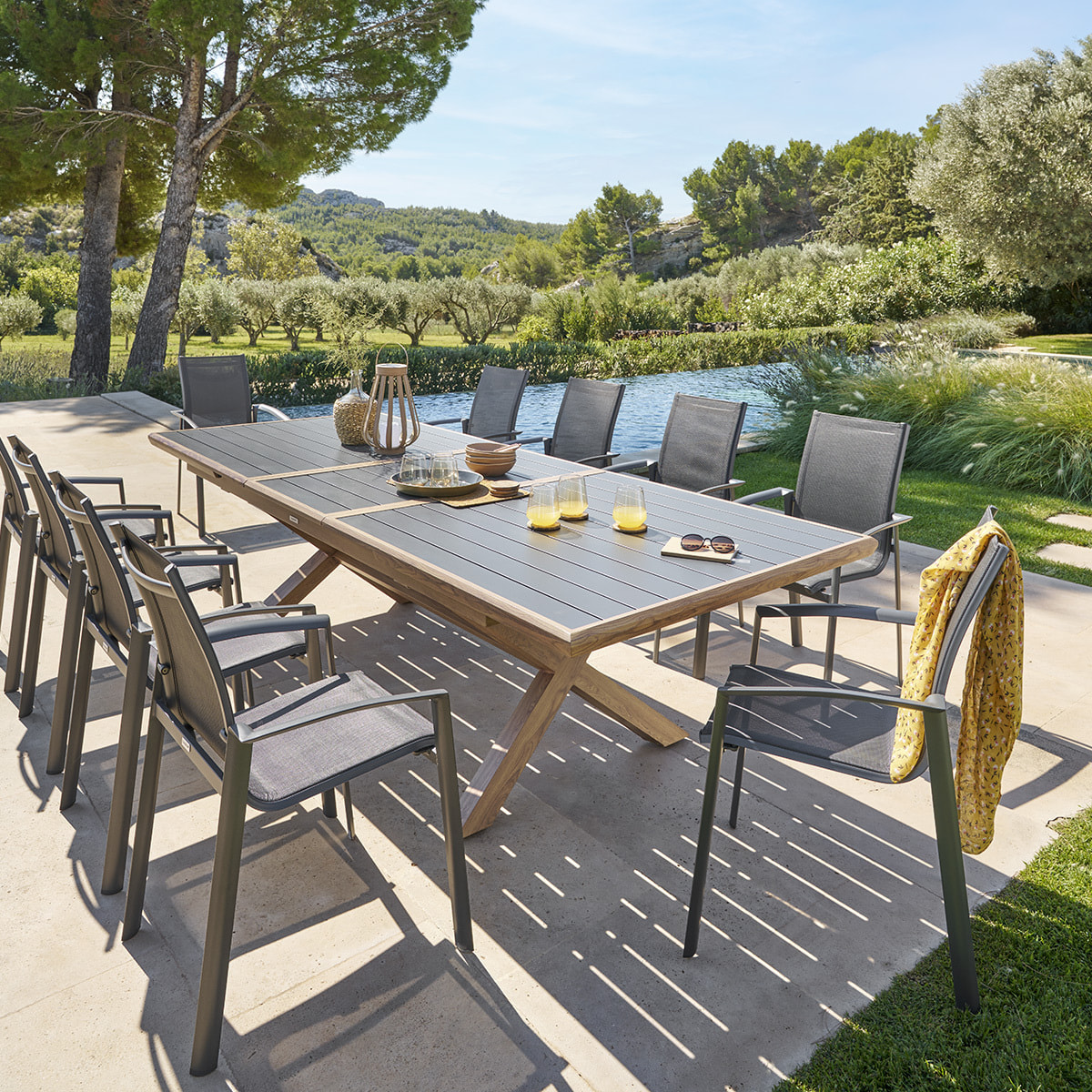 Table de jardin extensible "Axiome" graphite & honey 10 places en aluminium