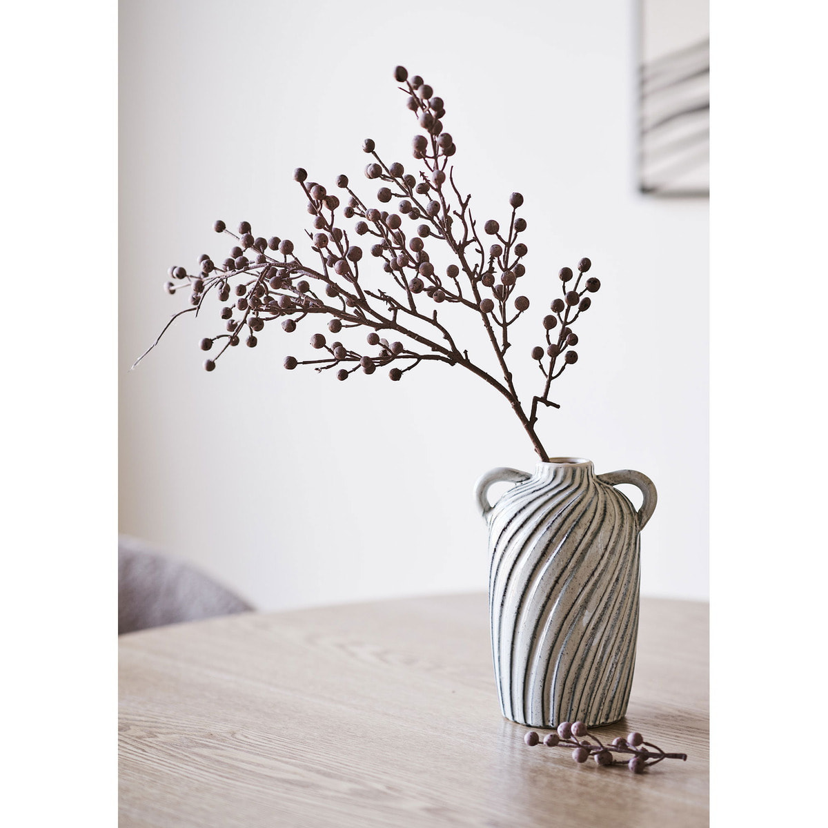 Vaso in ceramica bianca con righe blu e manici 15,5x14x22 cm