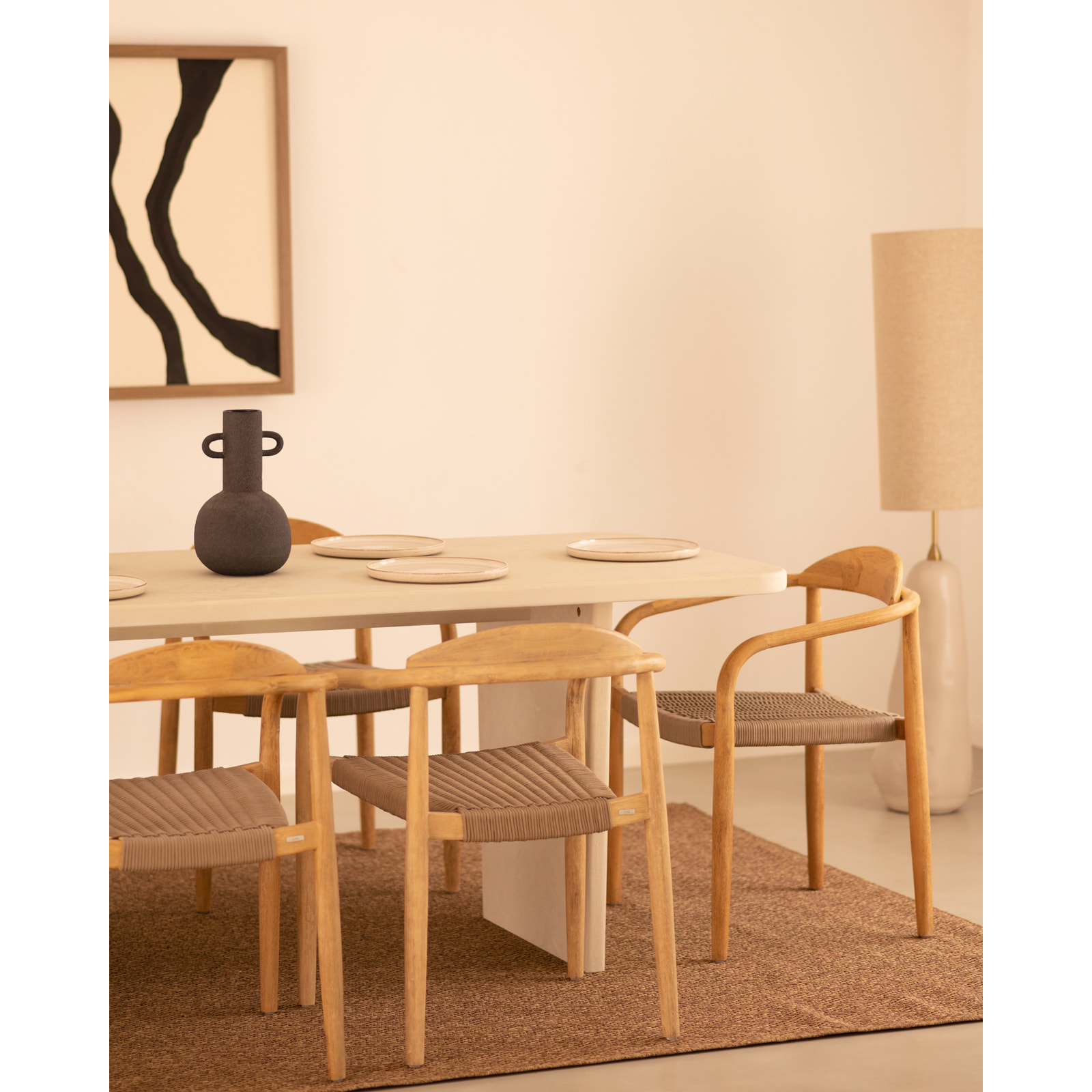 Table à manger en microciment de teinte blanc cassé disponible en différentes tailles
