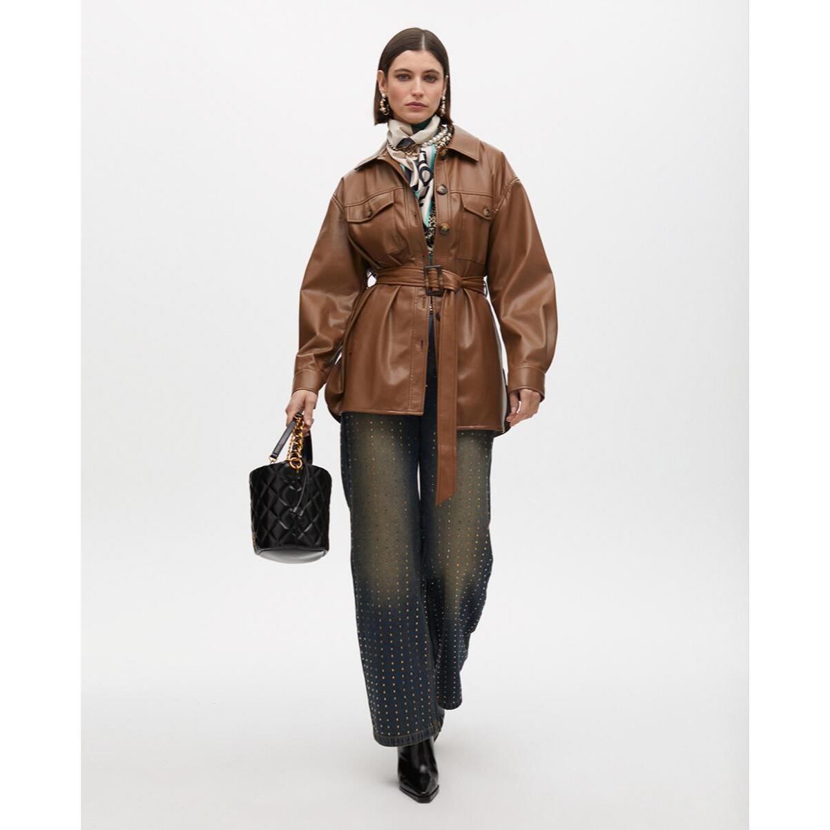 Giacca lunga con dettaglio tasche e cintura regolabile