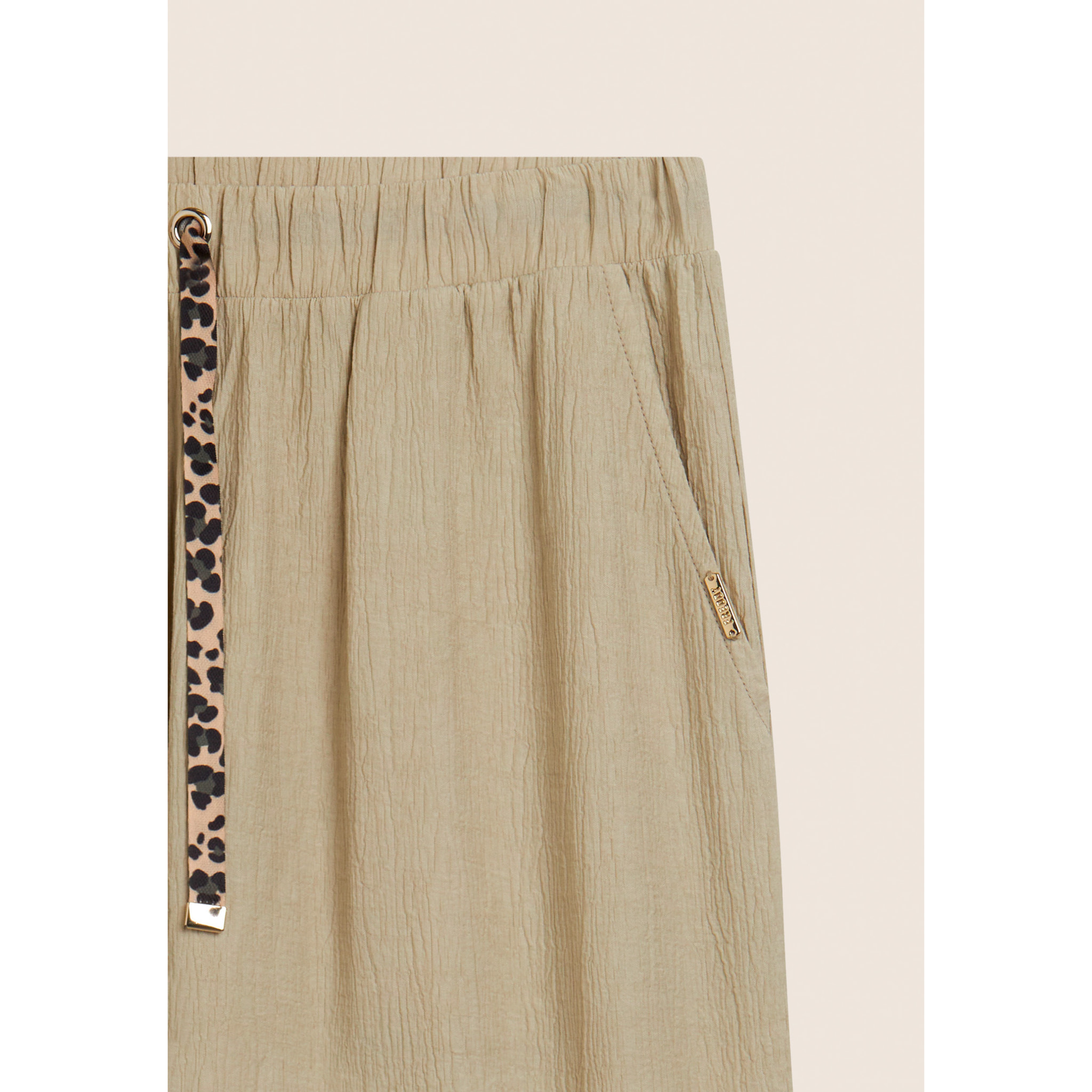 Pantaloni wide leg in tessuto crinkle fluido