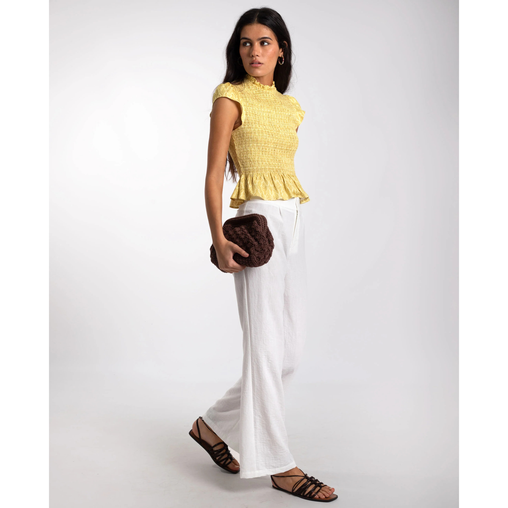 Blusa con cuerpo fruncido y volante en el bajo