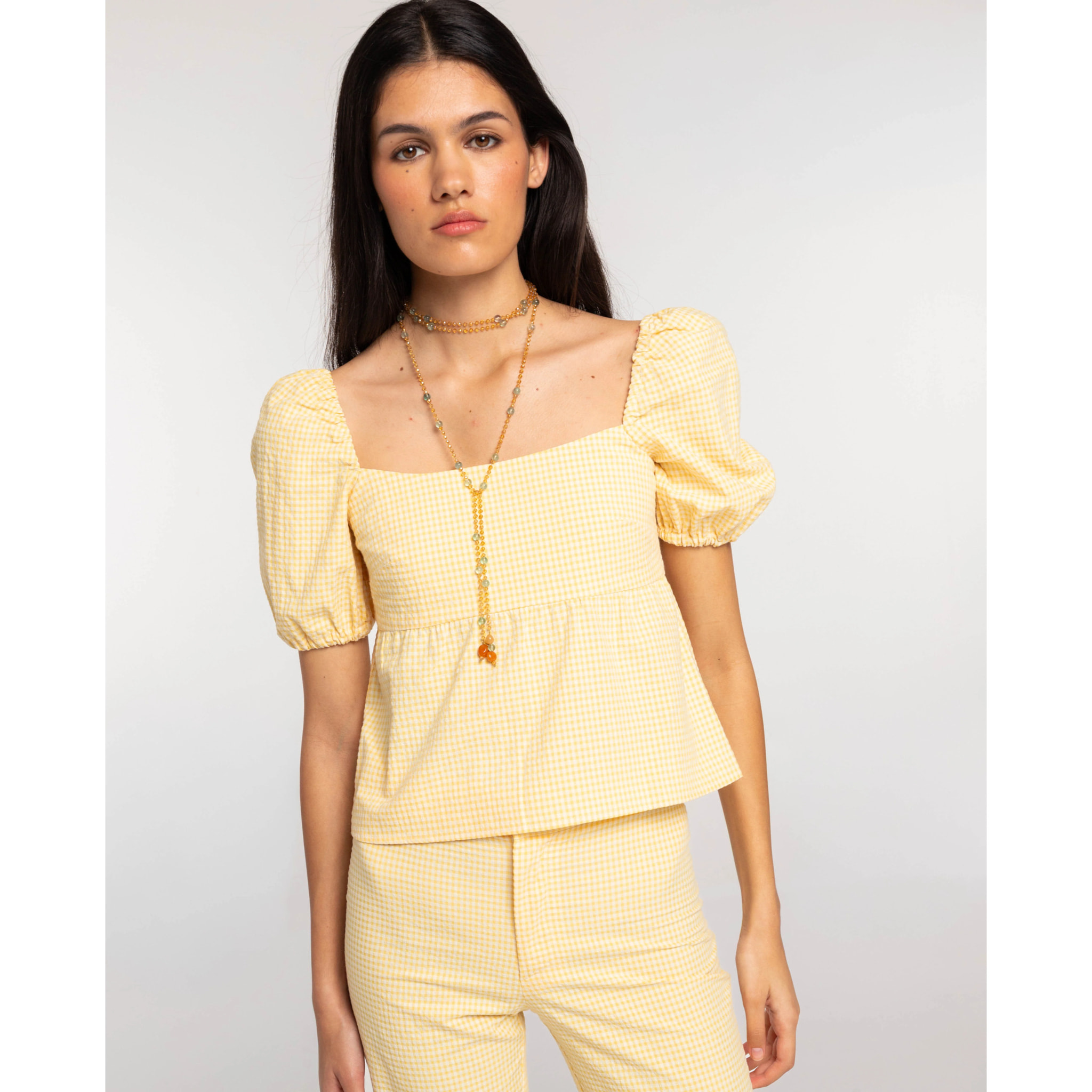 Blusa de mujer con cuadros vichy y mangas abullonadas