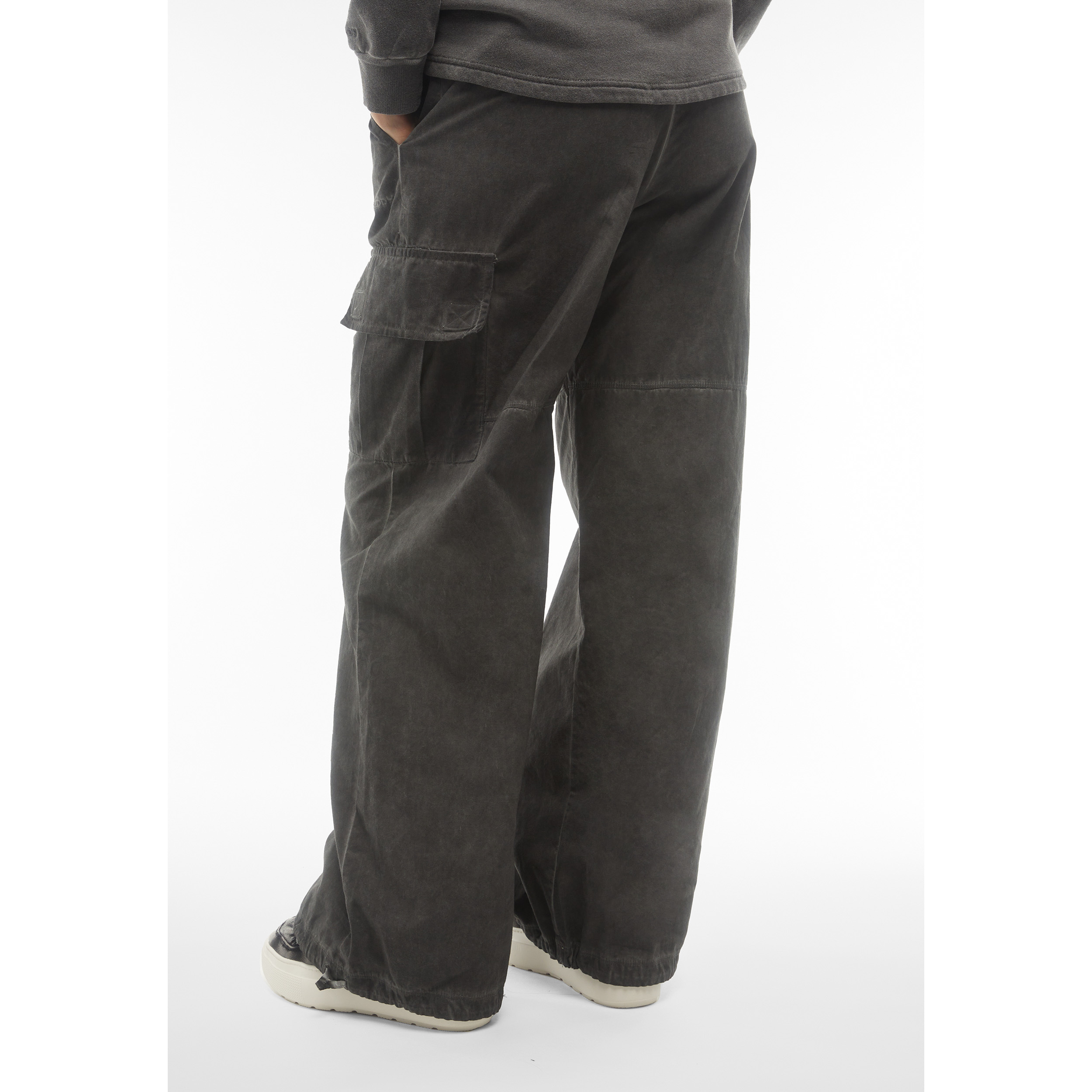 Pantaloni cargo in canvas tinto capo cold dyed