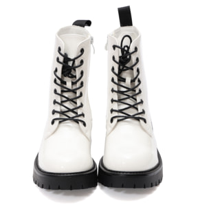 Anfibi in simil pelle verniciata con stringhe