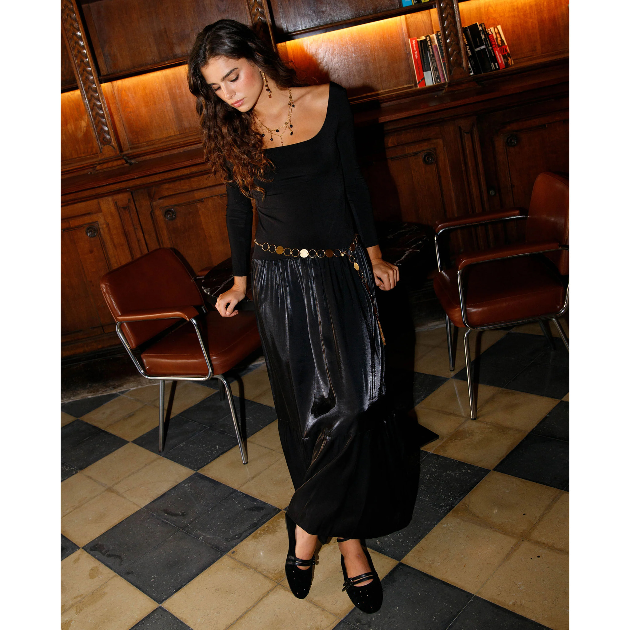 Vestido largo con cuerpo de punto y falda boho satinada con volante.