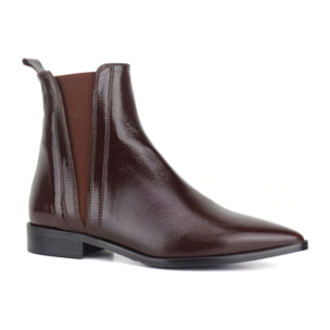 Botin de piel acharolada color marrón con elásticos. Tacón 3 cm