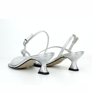 Sandalia de tiras y vinilo. Tacón de 5 cm