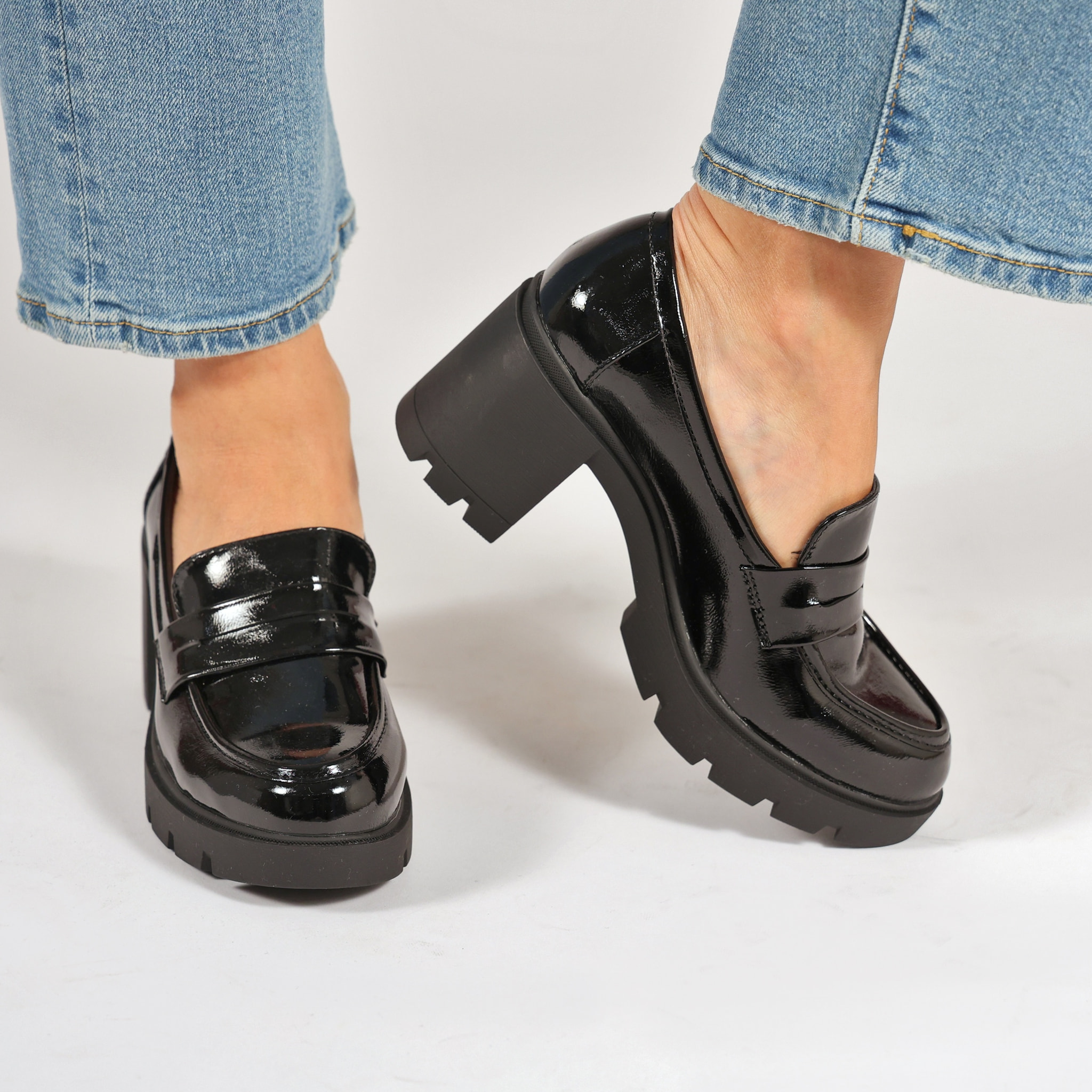 Mocassini in simil pelle verniciata con tacco comodo