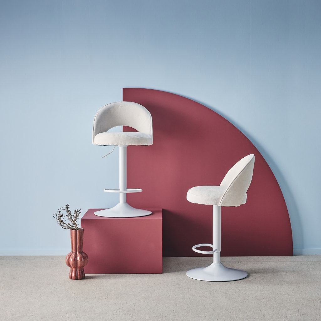 Lot de deux tabourets de bar ajustables métal et tissu blanc cassé. pied blanc - L 49 x P 49 x H 88.5-110cm - Abby