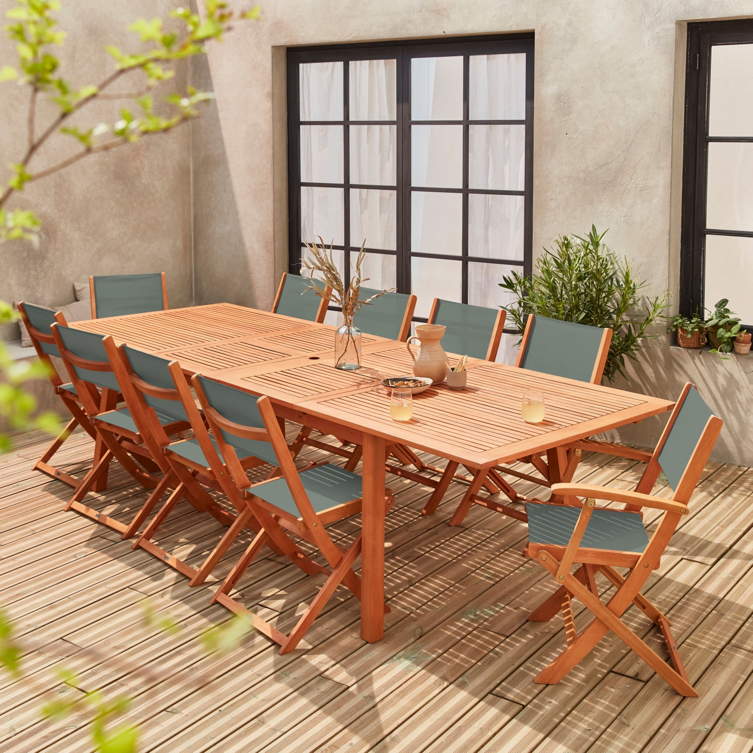 Salon de jardin en bois extensible - Almeria - Grande table 200/250/300cm avec 2 rallonges. 2 fauteuils et 8 chaises. en bois d'Eucalyptus huilé et textilène savane