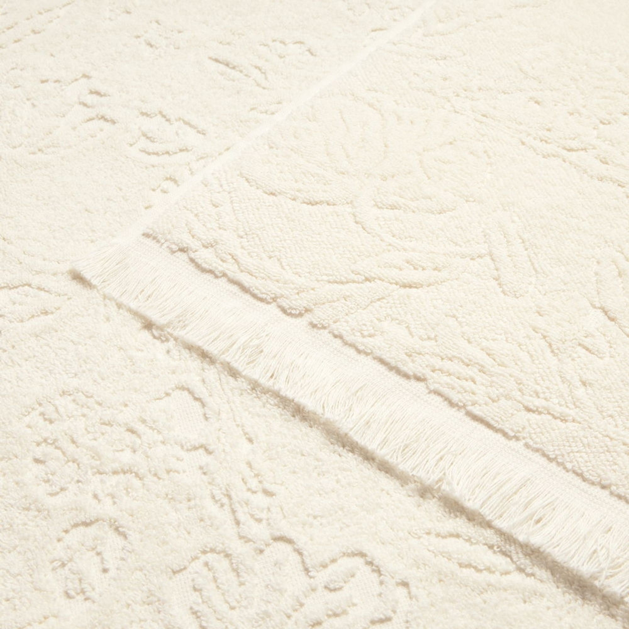 Toalla de baño de rizo jacquard floral Floju color marfil crudo 100% Algodón