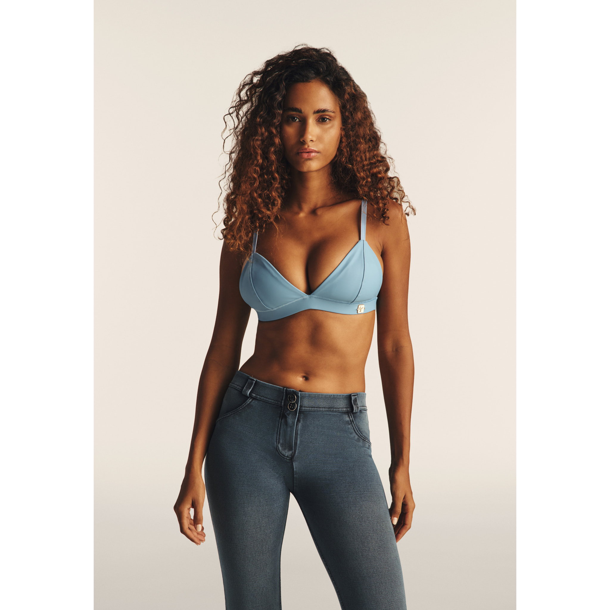 Top a triangolo in similpelle laminata