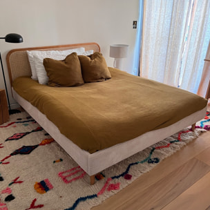 Lit en velours côtelé avec tête de lit en cannage - DALIA