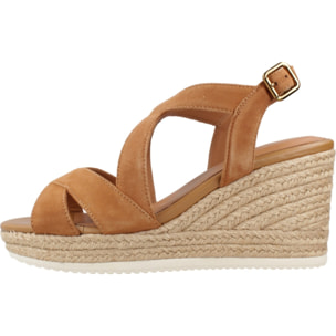 Alpargatas Mujer de la marca GEOX  modelo D35GVC MARRON CLARO