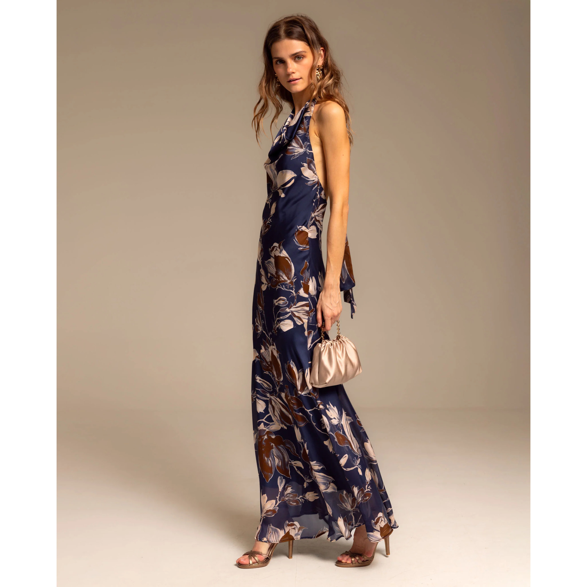 Vestido Largo Floral con Escote Halter Drapeado